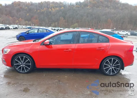 2017 Volvo S60 T5 Dynamic z USA, uszkodzony, nr VIN YV140MTL8H2429055